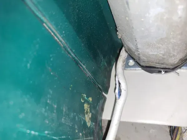 Motorizzazione tapparelle a Sale: cavo del motore della tapparella schiacciato e spellato
