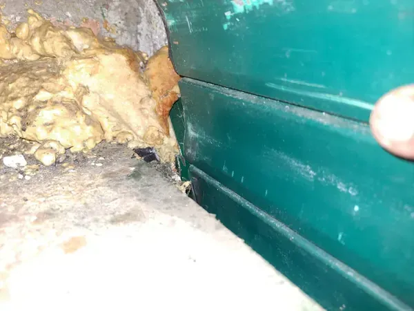 Riparazione tapparelle a Sarezzano: guida laterale ostruita dalla schiuma che blocca il telo