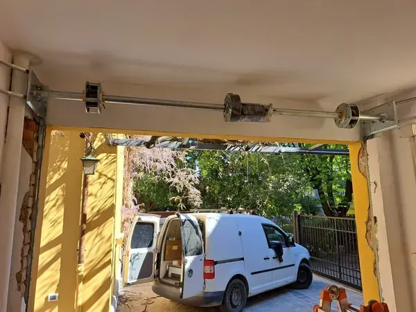 Lavoro di Eugenio e dei suoi tecnici: albero con molle di torsione di una porta sezionale da garage