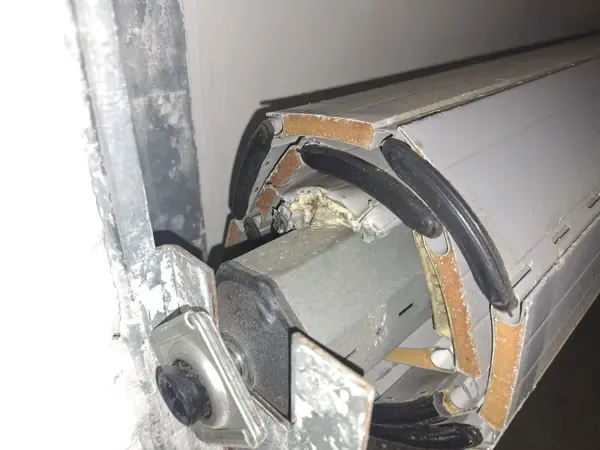 Motorizzazione tapparelle ad Alessandria: motore tubolare con calotta e supporto rotti