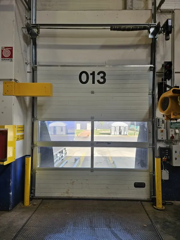 Riparazione basculanti garage e porte sezionali ad Alessandria: porta sezionale industriale di un magazzino