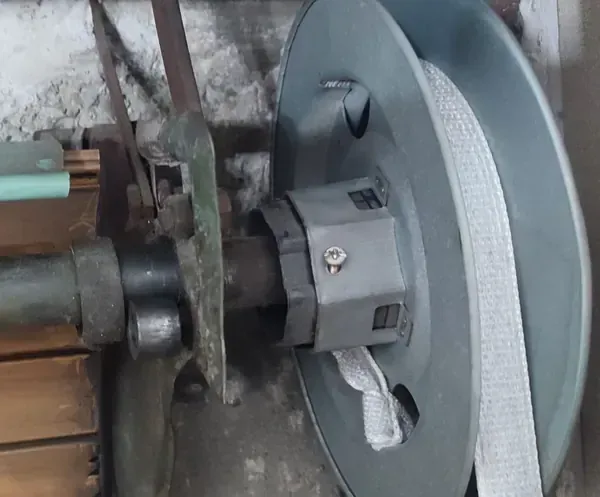 Riparazione tapparelle a Spineto Scrivia: puleggia e rullo ottagonale nel cassonetto, con la cinghia