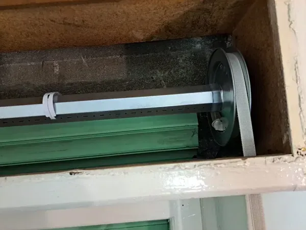 Riparazione tapparelle a Paderna: rullo ottagonale nuovo in acciaio zincato montato nel cassonetto