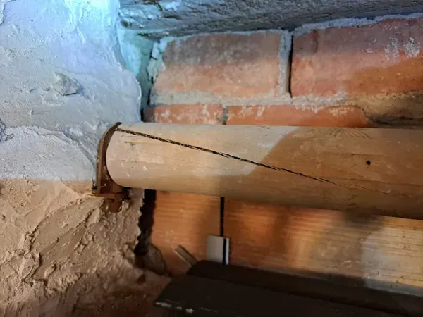Sostituzione rullo e puleggia ad Alessandria: vecchio rullo in legno crepato da sostituire