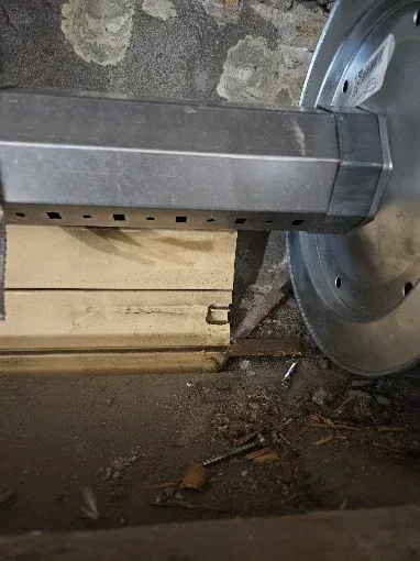 Sostituzione rullo tapparella a Tortona: rullo ottagonale con puleggia nuova appena montati