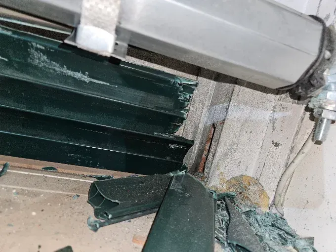Riparazione tapparelle a Spineto Scrivia: stecche rotte di una tapparella motorizzata