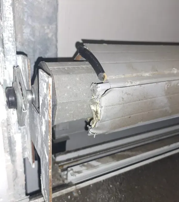 Riparazione tapparelle a Sarezzano: telo della tapparella schiacciato contro il rullo motorizzato