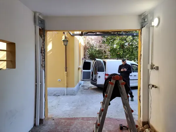 Lavoro di Eugenio e dei suoi tecnici: vano del garage preparato per il montaggio, con il tecnico al lavoro